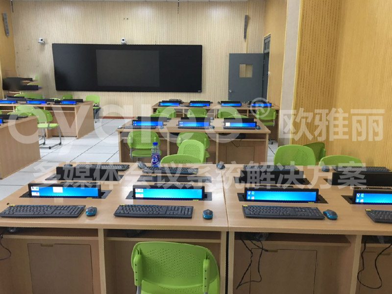 某模范实验中学多媒体教室