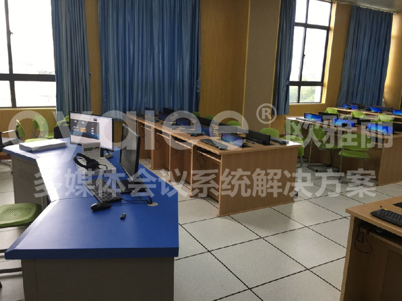  某模范实验中学多媒体教室
