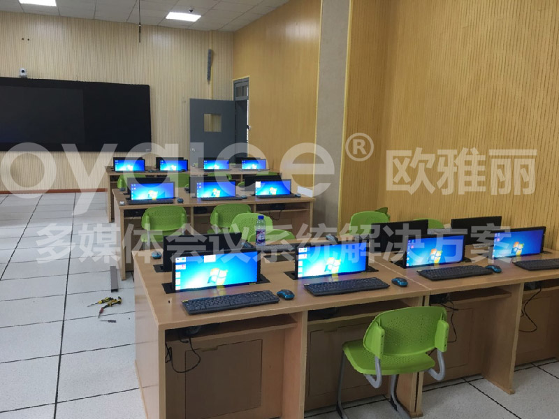  某模范实验中学多媒体教室